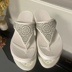CROCS dual comfort white wedge thong sandals size 6